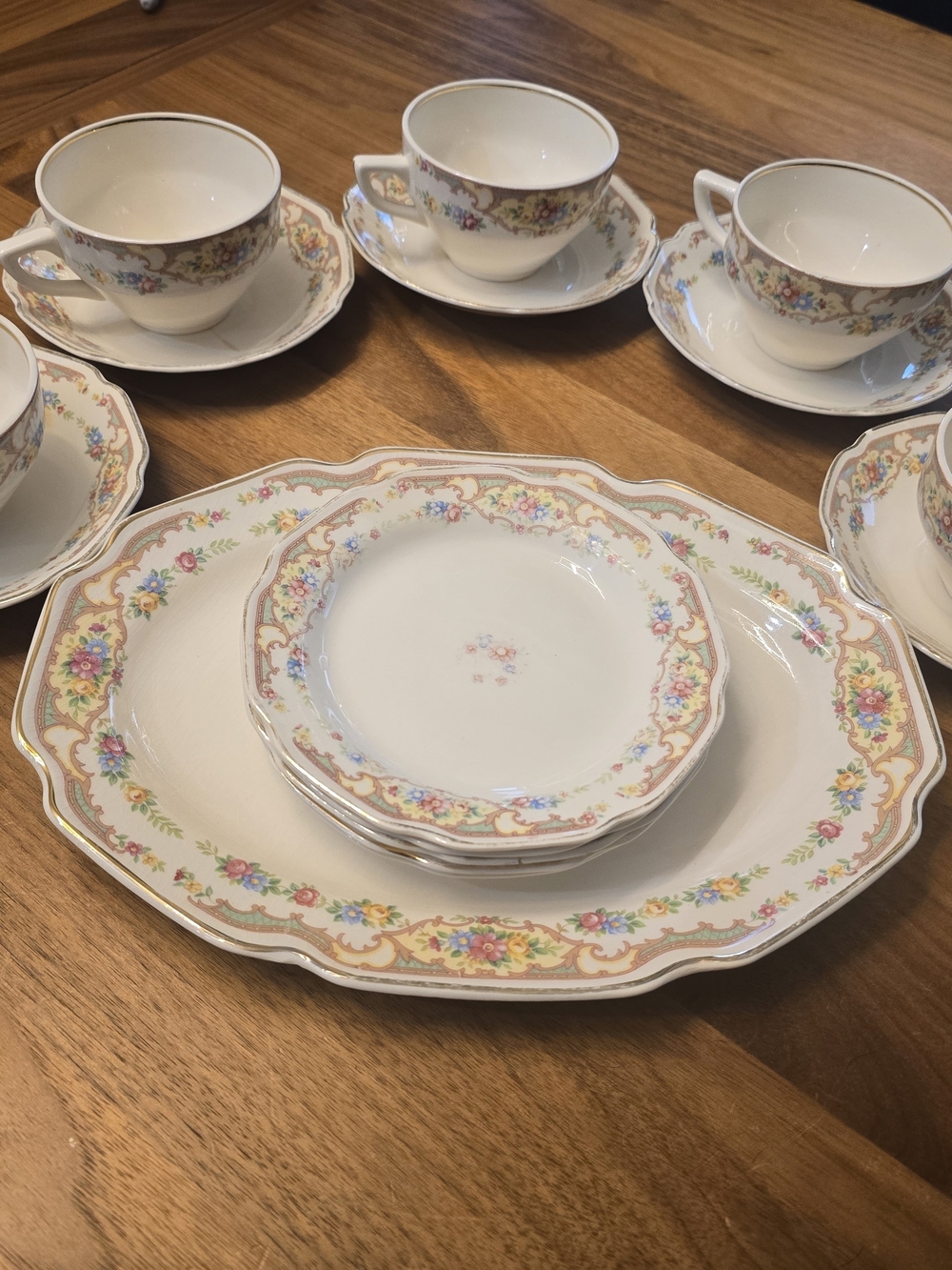 Elegant Floral Porcelain Tea Set - Cream with Gold Trim